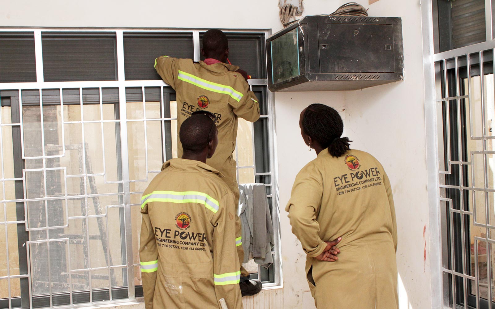 eyepower-staff-roof-installation-for-solar-2